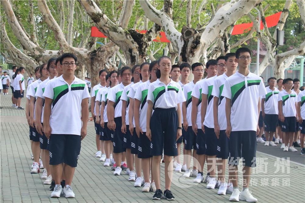 一种青春活力迎面而来 衢州市高级中学校服军训